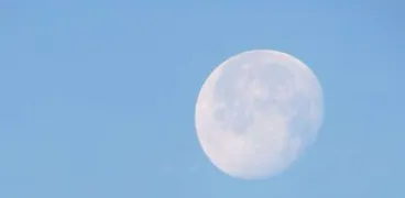 تفسير رؤية القمر في النهار