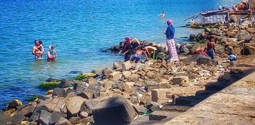 تسلل المواطنين إلى شواطئ الإسكندرية
