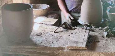 «عم شوقي» خلال صناعة الفخار في الفاخورة