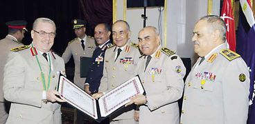 وزير الدفاع يسلم شهادة تقدير لأحد القادة العسكريين المحالين للتقاعد