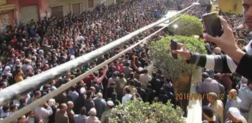 الآلاف يشيعون جثمان المهندس صلاح عطية في الدقهلية بمشاركة طلاب الأزهر
