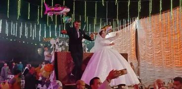 بالصور : حفل زفاف عروسين يستقلان لودر نقل بشوارع إحدي قري المحلة