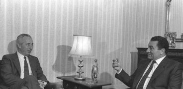 الرئيس الأسبق محمد حسني مبارك مع شيمون بيريز