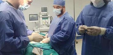 فريق طبي خلال إجراء عملية جراحية في مستشفى النجيلة