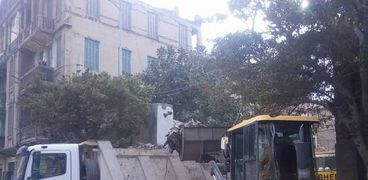 حي الجمرك بالإسكندرية يرفع مخالفات التجريف بمنطقتي باب 14 وباب
