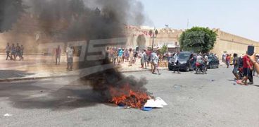 المحتجون عند مقر الإخوان في ولاية القيروان في تونس