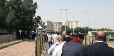 طوابير أمام سفارة مصر بالكويت للمشاركة بالاستفتاء