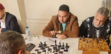 محمد حافظ زبيب لاعب الشطرنج أثناء المباراة