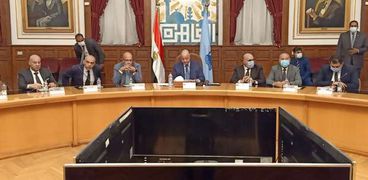 محافظ القاهرة خلال ترؤسه اجتماع المجلس التنفيذى
