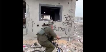 سرقة دراجات على يد جنود الاحتلال الإسرائيلي