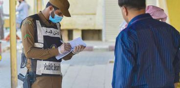أثناء منح رجال الأمن السعودي مخالفة لمواطن لعدم ارتداء الكمامة في الشوارع العامة