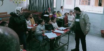مجموعات الدعم التقوية لتلاميذ بمدرسة في الإسكندرية