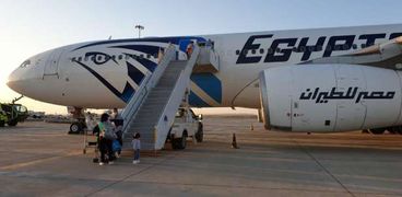 طائرتي مصر للطيران لإعادة المصريين العالقين بسبب كورونا يصلان عصر اليوم