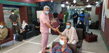 مستشفى قنا العام يعلن تعافي وخروج 14 حالات من المصابين بكورونا