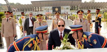 الرئيس يضع أكليل من الزهور على قبر الجندي المجهول بمناسبة الذكري ال خامسة والثلاثين لتحرير سيناء‎