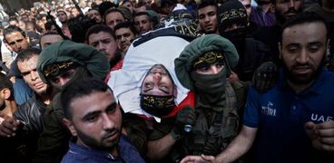 أهالى غزة وعناصر سرايا القدس يشيعون جثمان أحد الشهداء الذين سقطوا إثر استهداف الاحتلال نفق جنوب القطاع