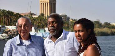 محافظ أسوان يستضيف الممثل الأمريكي"جلوفر" على نهر النيل 