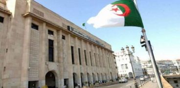 أكثر من نصف شركات البناء في الجزائر توقفت بسبب الأزمة السياسية