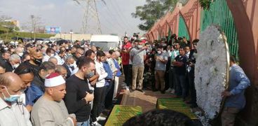 اداعية معز مسعود في جنازة الفنانة سهير البابلي