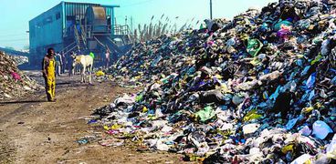 أكوام القمامة المتراكمة بمعظم شوارع القاهرة الكبرى