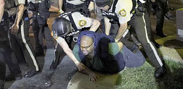 الشرطة الأمريكية تلقى القبض على متظاهر فى ذكرى «براون»
