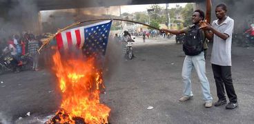 حرق العلم الأمريكي في عاصمة هايتي "بورت أو برانس"-صورة أرشيفية