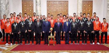 الرئيس السيسي يكرم المنتخب الأولمبي