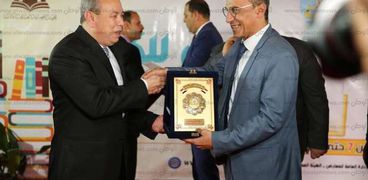 محافظ كفر الشيخ ورئيس"العامة للكتاب"يتبادلان الدروع في معرض  دسوق