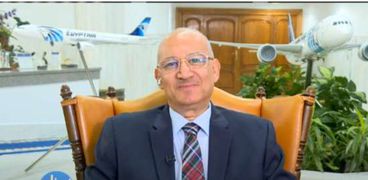 الطيار رشدي زكريا رئيس الشركة القابضة لمصر للطيران