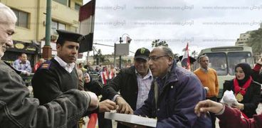 أحد المواطنين بميدان التحرير يوزع «شيكولاتة» على رجال الشرطة