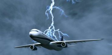 هل عليك الخوف من الطيران أثناء العواصف البرقية؟.. "الخبراء يجيبون"