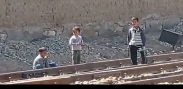 أطفال يفكون قضبان السكك الحديد بمفاتيح إنجليزي