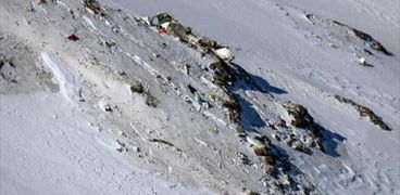 جهود مضنية لانتشال الجثث من موقع تحطم الطائرة الإيرانية في جبال زاغروس
