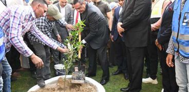 وزير التنمية المحلية يزرع شجرة ضمن مبادرة 100 مليون شجرة