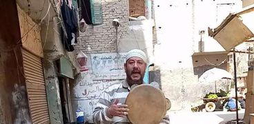 «عم محمد» يصنع البهجة بشوارع فيصل