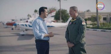 لواء طيار يسري هلال مدير الكلية الجوية مع أحمد الدريني