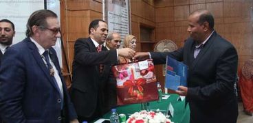 رئيس جامعة دمنهور يكرم شهداء وأبطال حرب أكتوبر