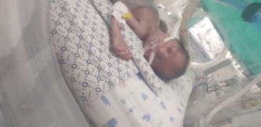 طفلة فلسطينية حديثة الولادة تتلقى العلاج بمصر