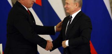 الرئيس الروسي، فلادمير بوتين ونظيره الكوبي، ميغيل دياز كانيل