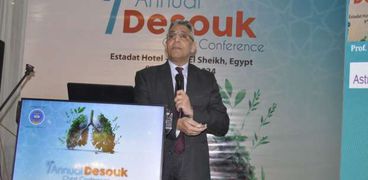 الدكتور مصطفى الشاذلي أستاذ الأمراض الصدرية بكلية طب القصر العيني