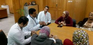 الدكتورة كوثر محمود مع أطباء مستشفى التأمين الصحى بالسويس