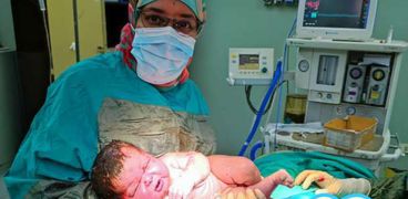 ولادة طفل يزن 6 كيلوجرامات