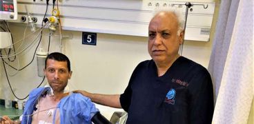 الدكتور محمد عبد الوهاب مع المريض