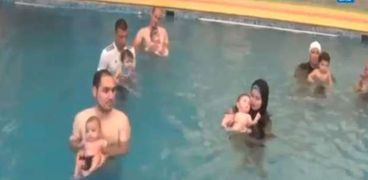 تعليم الأطفال السباحة
