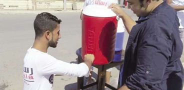 شباب الحملة يقدمون المشروبات للمارة