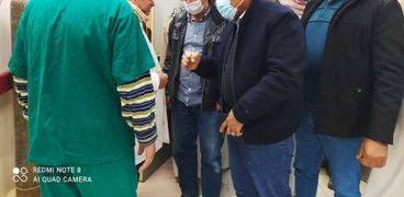 اللواء خالد شعيب محافظ مطروح خلال متابعته المصابين بحادث سيوة داخل مستشفى سيوة المركزى