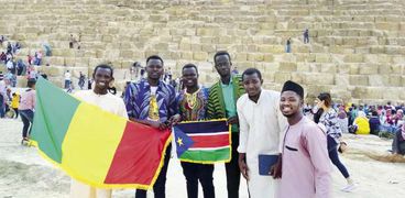 شباب أفريقيا يحتفلون في سفح الأهرامات