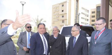 وزير الصحة خلال زيارته لمستشفى جامعة الأزهر