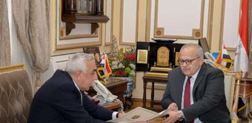 جانب من لقاء رئيس جامعة القاهرة والسفير العراقي