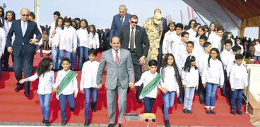الرئيس يصطحب الأطفال لمشاركته فى افتتاح «محور القناة»